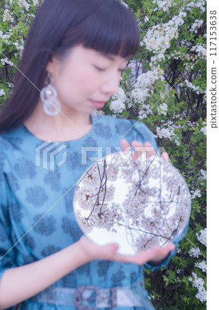 鏡子裡倒映著櫻花的女人 117153638