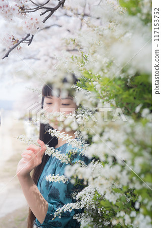 Woman buried in spring flowers 117153752