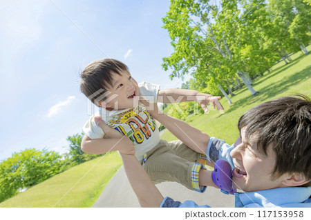 拿著一個兒子的父親在公園 拿著一個兒子的父親在公園 117153958
