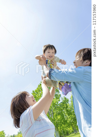 父母抱著他們的兒子在公園裡 117153960