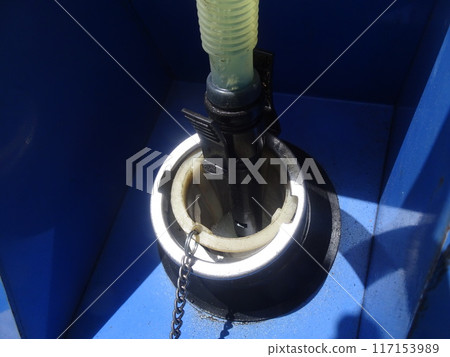 輕油從塑膠罐供應到建築工地的發電機。 輕油從塑膠罐供應到建築工地的發電機。 117153989