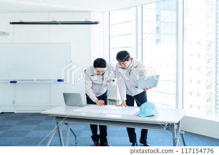 Businessmen in work clothes having a meeting 117154776