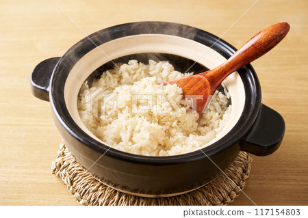 Whole rice cooked in a clay pot 117154803