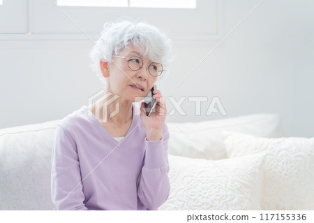 老婦人用智慧型手機交談 老婦人用智慧型手機交談 117155336