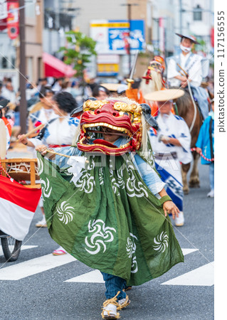 Lion dances in the shrine procession at the Hachinohe Sansha Festival in Hachinohe City, Aomori Prefecture 117156555