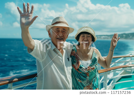 微笑的老年夫婦乘坐豪華遊輪旅行 117157236