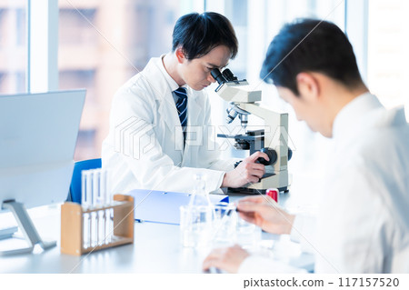 Businessman conducting an experiment 117157520