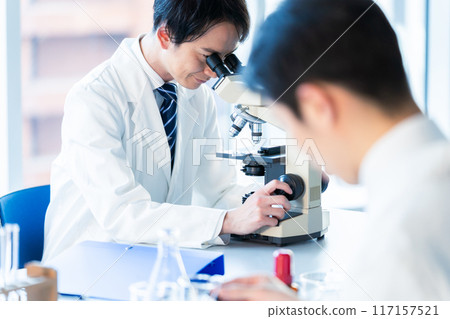 Businessman conducting an experiment 117157521