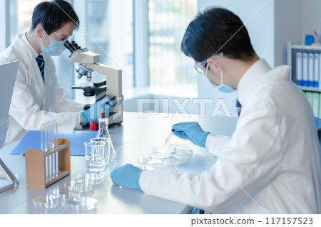 Businessman conducting an experiment 117157523