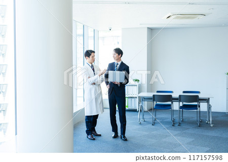 Businessman having a meeting with a doctor 117157598