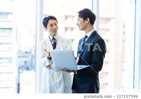 Businessman having a meeting with a doctor 117157599
