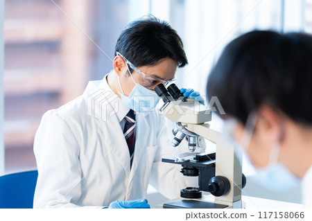 Businessman conducting an experiment 117158066