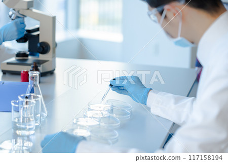 Businessman conducting an experiment 117158194