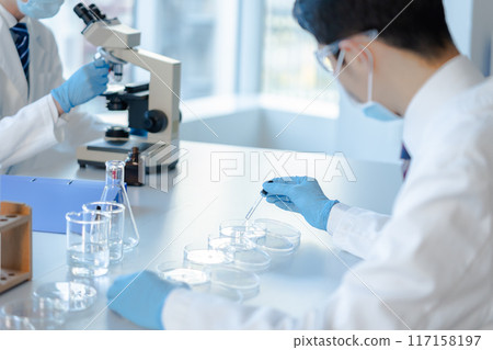 Businessman conducting an experiment 117158197