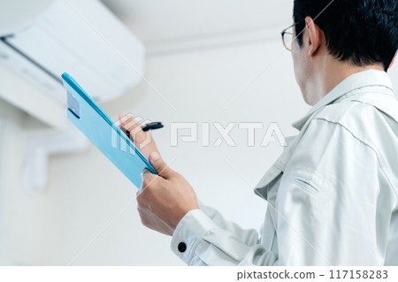 一名男子檢查空調 117158283