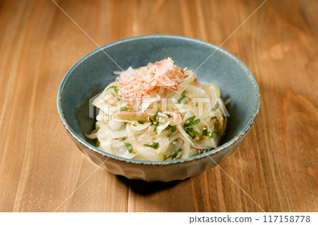 Vinegared onions 117158778
