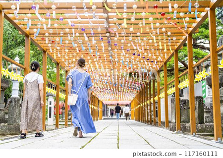 Summer Takekoma Shrine: Wind chimes on the approach to the shrine, summer pilgrimage, Iwanuma City, Miyagi Prefecture Summer Takekoma Shrine: Wind chimes on the approach to the shrine, summer pilgrimage, Iwanuma City, Miyagi Prefecture 117160111