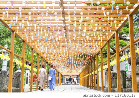 Summer Takekoma Shrine: Wind chimes on the approach to the shrine, summer pilgrimage, Iwanuma City, Miyagi Prefecture Summer Takekoma Shrine: Wind chimes on the approach to the shrine, summer pilgrimage, Iwanuma City, Miyagi Prefecture 117160112