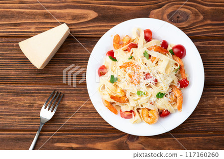 Italian pasta with shrimps , parmesan and tomatoes 117160260