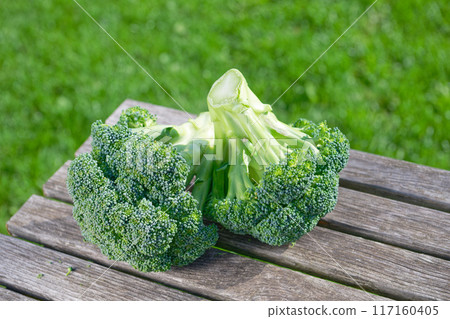 Fresh cauliflower on a wooden table 117160405