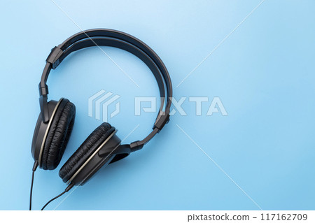 藍色背景上的耳機 117162709