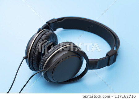 藍色背景上的耳機 藍色背景上的耳機 117162710
