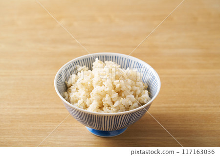 Whole rice served in a bowl 117163036