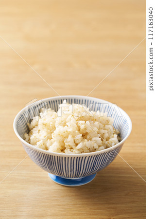 Whole rice served in a bowl 117163040
