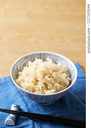 Whole rice served in a bowl 117163044