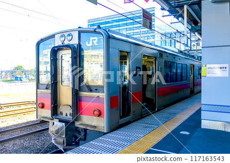[Aomori] Autumn at JR Hirosaki Station: A train on the Ou Main Line parked at the platform 117163543