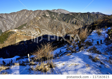 從丹澤山能登山雪峰看到的丹澤連峰、遠嶽山、丹澤山、丹澤三峰 117163615