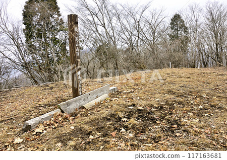 丹澤甲總國境山脊、城王山頂、三等三角點(自高嶺) 丹澤甲總國境山脊、城王山頂、三等三角點(自高嶺) 117163681