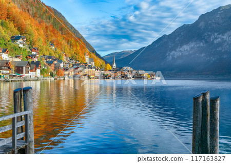 Stunning  view of famous Hallstatt mountain village with Hallstatter lake. 117163827
