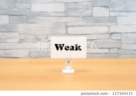 寫著「弱」的卡片和備忘錄架 117164315