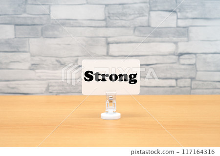 一張寫著「堅強」的卡片 一張寫著「堅強」的卡片 117164316