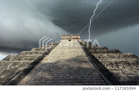mayan pyramid in Chichen Itza ruins, Yucatan, Mexico 117165094