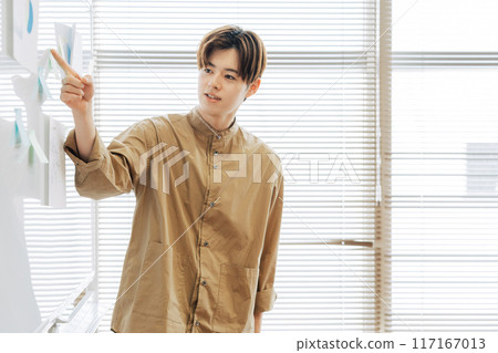 年輕員工進行示範 年輕員工進行示範 117167013