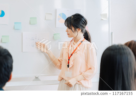 年輕女員工進行示範 117167155