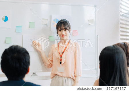 年輕女員工進行示範 117167157