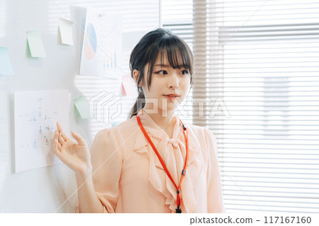 年輕女員工進行示範 117167160