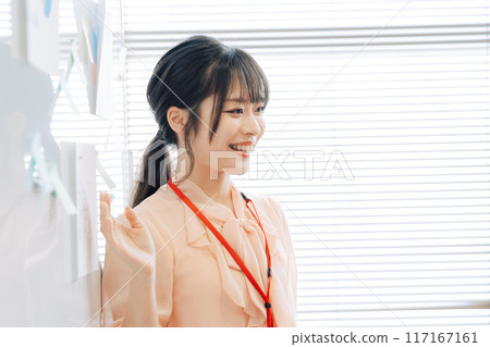 Young female employee giving a presentation 117167161