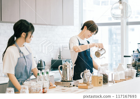 年輕的咖啡館員工 年輕的咖啡館員工 117167693