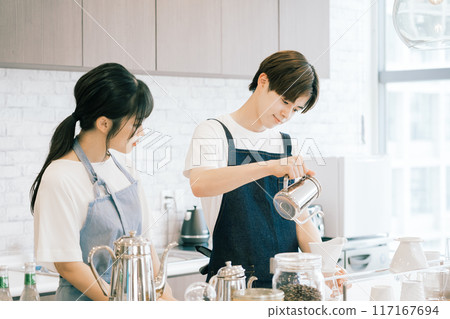 年輕的咖啡館員工 117167694