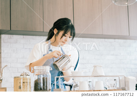 Young cafe staff 117167712