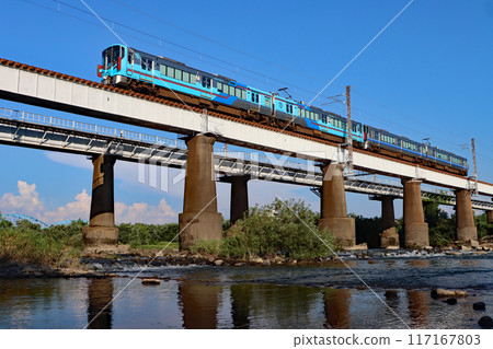 IR石川鐵道 IRJR混色4節車廂列車 IR20列車 從九頭龍河大橋河床出發 IR石川鐵道 IRJR混色4節車廂列車 IR20列車 從九頭龍河大橋河床出發 117167803