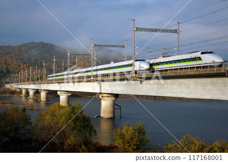 穿越吉井川的山陽新幹線100系兒玉：清新的綠色陣型 117168001