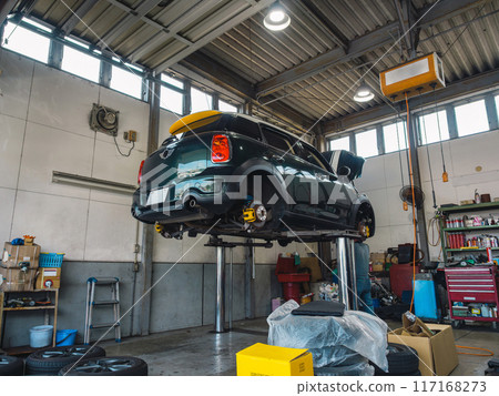 車輛檢查維修時被舉起的汽車 車輛檢查維修時被舉起的汽車 117168273
