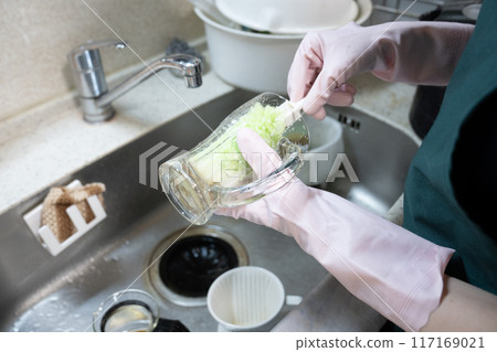 女房屋清潔工清理凌亂的廚房 女房屋清潔工清理凌亂的廚房 117169021
