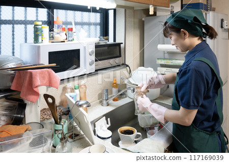 女房屋清潔工清理凌亂的廚房 117169039