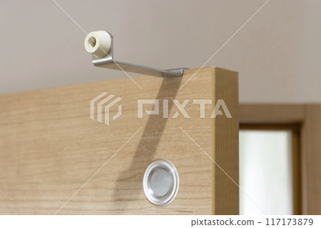 門擋在門上方 117173879